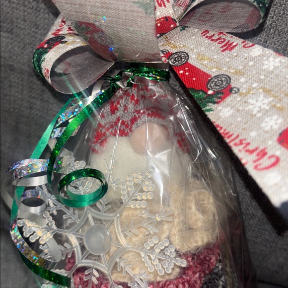 10 Bunches of Scrunchies. Perfect for teens. A perfect stocking stuffer. - Picture 9 of 10